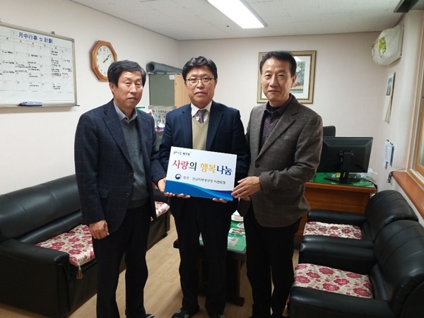▲17일 광주전남지방병무청은 아동양육시설인 ‘광주일맥원’과 동구 양림동의 생활이 어려운 4세대를 방문해 위문금과 선물을 전달했다.(사진제공=광주전남지방병무청)