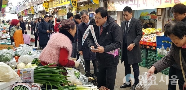 주낙영 경주시장이 20일 성동시장을 방문해 상인들의 애로사항을 들으며 장보기를 가지고 있다.