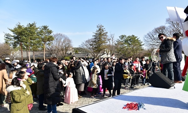 지난해 설 연휴 호반광장에서 관광객들이 이벤트행사를 즐기고 있다.