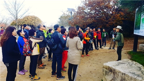 문화유산탐방로 안내 모습(삼릉계곡)