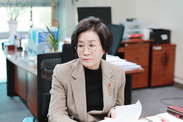 더불어민주당에서 여성정치참여확대위원회 위원장을 맡고 있는 김상희 의원을 일요서울이 지난 16일 서울 여의도 국회의원회관에서 만나 여성의 정치 참여 확대와 21대 총선 전망에 관해 질문했다.