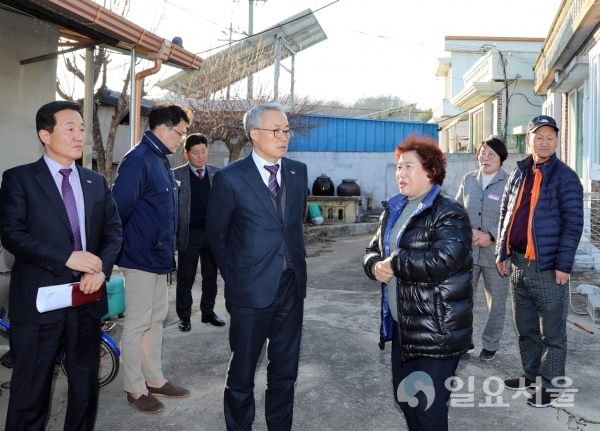 김준간 함안군 부군수가 지난 21일, 독립유공자 유가족을 방문해 위문 활동을 펼치고 있다. @ 함안군 제공