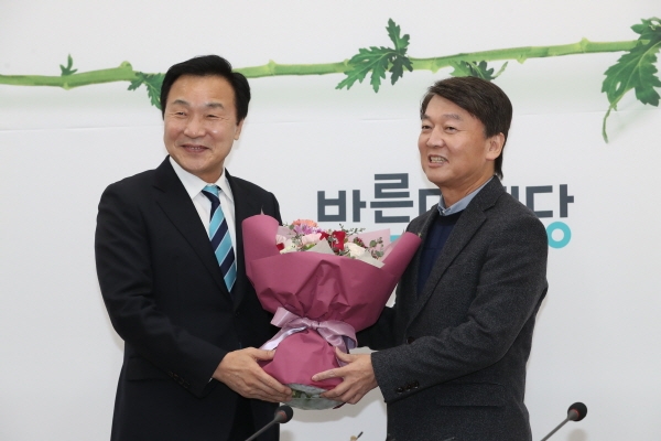 손학규 바른미래당 대표와 안철수 전 의원이 27일 서울 여의도 국회에서 당 현안 문제를 논의하기 위해 회동 중이다. [뉴시스]