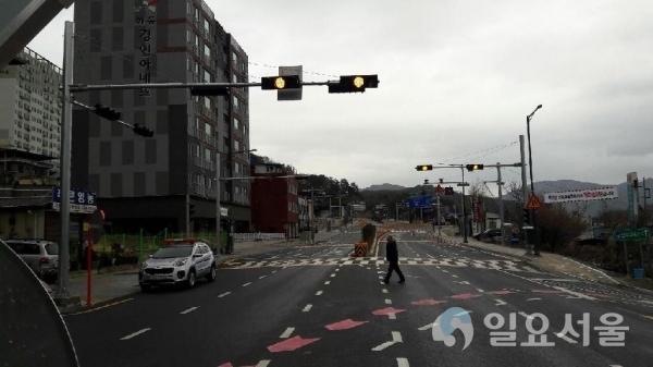 교통정체 해소와 원활한 교통신호체계 개선을 위해 지난 23일부터 옛 하동역 앞 교통신호 체계를 점멸신호로 변경 운영한다 @ 하동군 제공