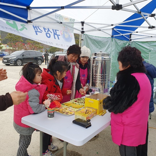 전라남도 신안군 임자면에서 진행된 차나눔 행사의 모습