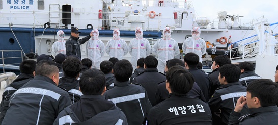 지난 29일, 완도해경이 신종코로나바이러스 예방활동 교육을 받고 있는 모습이다.