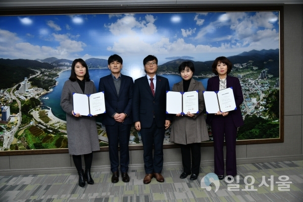 변광용 거제시장은 29일 시장실에서 국공립 어린이집 수탁자로 선정된  원장들에게 위탁계약증서를 전달했다. @ 거제시 제공