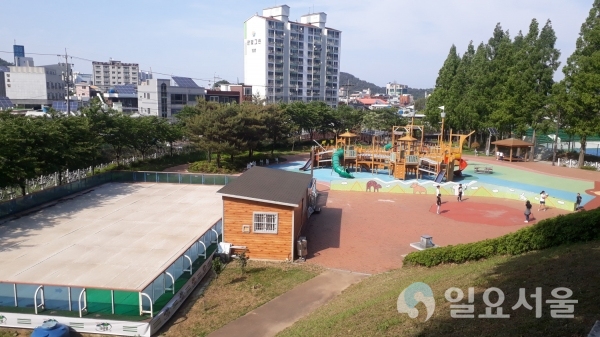 남산공원 아이나라 철거 전후 사진 @ 남해군 제공