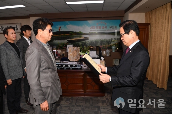 30일, 한정우 군수가 창녕군 공공건축가에게 위촉장을 수여하고 있다. @ 창녕군 제공