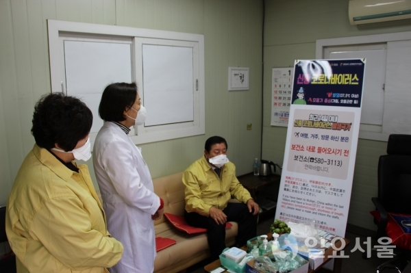 조근제 함안군수가 지난 30일, 관계 공무원과 함께 보건소에 별도 설치된 신종 코로나바이러스 감염증 선별진료소를 방문해 대응체계를 점검하고 있다. @ 함안군 제공
