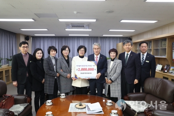 31일 오전 11시 사단법인 한국학원총연합회 경남지회 음악분과협의회장 육경숙이 교육감실을 방문해 ‘아이좋아 통장사업’ 후원금 200만 원을 기탁했다. @ 경상남도교육청 제공