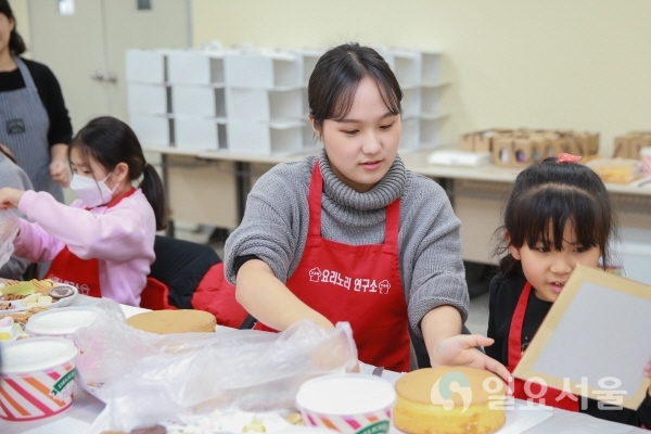 30일 대구가톨릭대가 주최한 푸드테라피 프로그램에서 재학생 자원봉사자와 지역아동센터 어린이들이 음식을 만들고 있다. 사진제공=대구가톨릭대