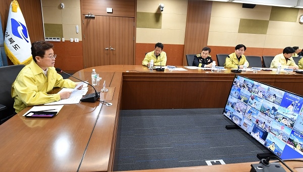 이철우 경북도지사가 31일 “신종 코로나바이러스 감염증 확산방지 대응 위해 재난안전대책본부 회의를 주재하고 있다.