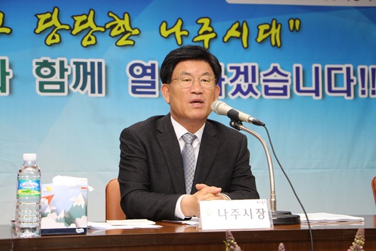 2019년 노안면 시민과의 대화에서 강인규 나주시장의 모습이다.
