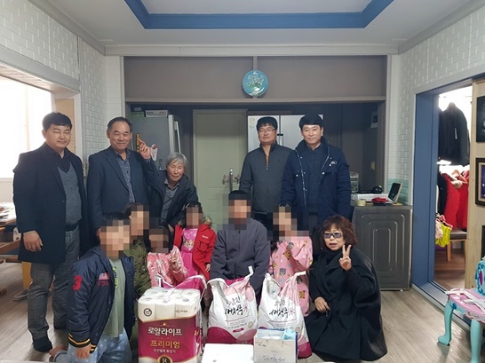 유치면으로 전입 한 다자녀가정(부부와 5남매)에 진행한 ‘따뜻한 면민 맞이하기'프로그램을 기념하며 사진을 촬영하고 있다.