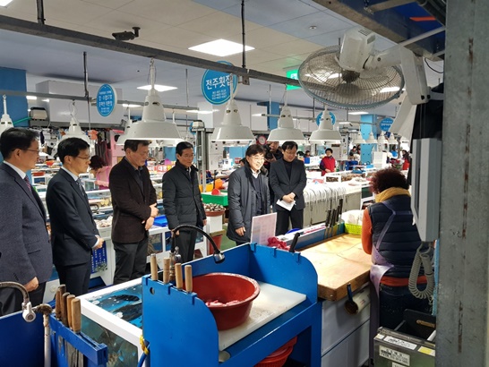 인태연 비서관이 여수 수산시장 점포를 순회하며 생필품 구입과 함께 시장 상인들을 격려하고 있다.