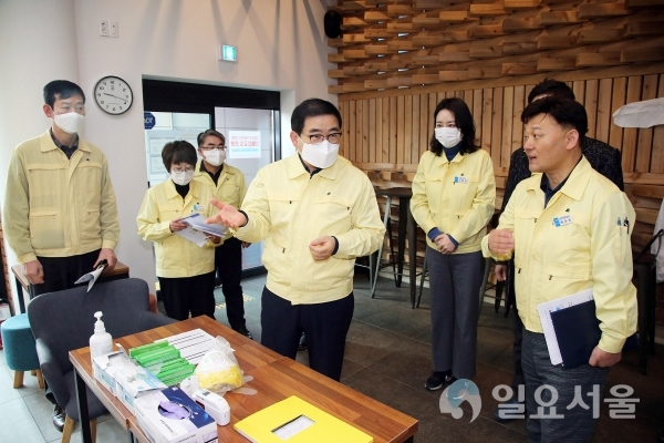 허성무 창원시장이 창원보건소에서 검역 상황 및 현장 상황을 확인하고 있다. @ 창원시 제공