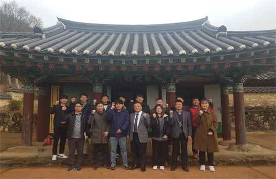 장흥군 자체설계단의 신규 기술직공무원 기술능력 향상을 위한 대규모 사업 현장 견학을 실시했다.(견학전 국내 유일 안중근 의사 추모사당 해동사 참배)