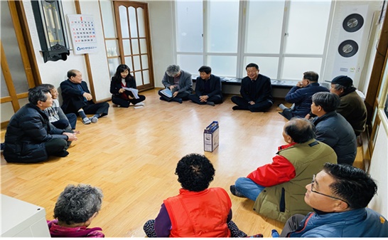 전라남도 영암군 금정면에서 열린 마을 순회 좌담회의 모습이다.