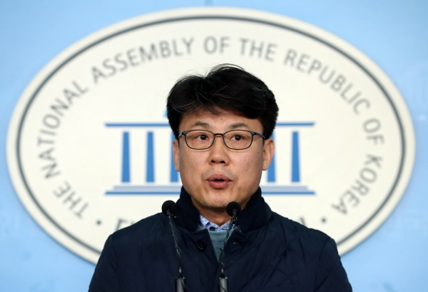 진성준 더불어민주당 공직선거후보자 검증위원회 위원이 지난 12일 서울 여의도 국회에서 검증위원회 회의 결과를 발표하고 있다. [뉴시스]