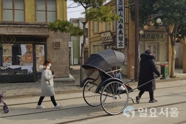 지난 1일부터 영상테마파크에서 인력거를 무료 대여해 방문하는 관광객들에게 색다른 추억과 함께 재미를 제공하고 있다. @ 합천군 제공