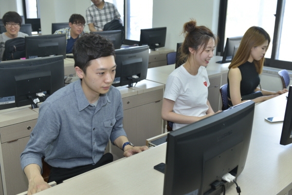 구글 기반의 G-Suite 서비스를 이용하고 있는 학생들