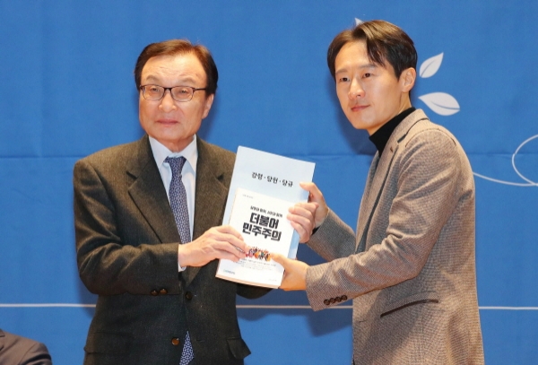 이해찬(왼쪽) 더불어민주당 인재영입위원장이 지난달 19일 서울 여의도 국회의원회관에서 열린 인재영입 발표회에 참석해 민주당 영입인재 10호 사법농단 알린 이탄희 전 판사에게 책자를 전달하고 있다.  [뉴시스]
