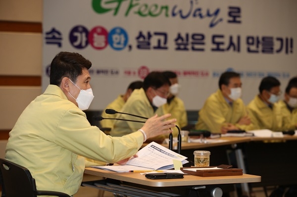 이강덕 포항시장이 신종 코로나바이러스 감염증 확산으로 인한 지역경기 위축에 대응 총력을 기울이고 있다.