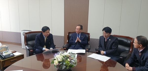 구윤철 차관(좌측)과 면담을 하고 있는 장세용 구미시장(좌측 두번째)