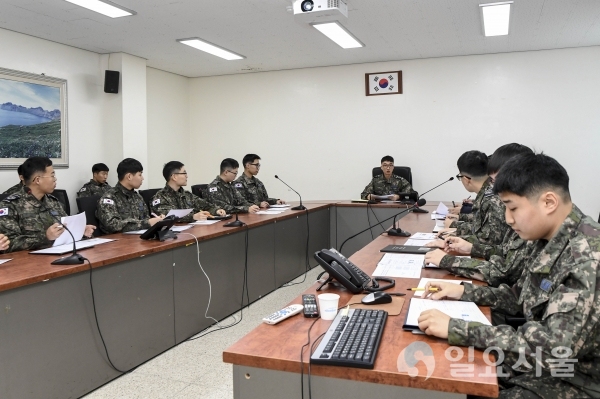 단으뜸병사가 지난 4일, 회의실에서 으뜸병사회의를 진행하고 있다. @ 제3훈련비행단 제공