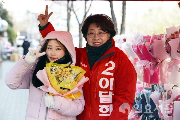 이달희 예비후보는 5일 북구 태전동 매천고등학교에서 자신이 첫 유권자임을 알고 기뻐하는 학생과 함께 포즈를 취했다.. 사진제공=이달희 예비후보 선거사무소