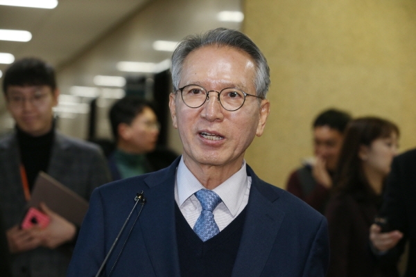 김형오 자유한국당 공천관리위원장이 5일 오전 서울 여의도 국회 자유한국당 회의실에서 열린 공천관리위원회에 참석하기 위해 들어서고 있다. [뉴시스]