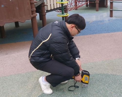 어린이 활동공간을 직접 방문해 육안 점검과 더불어 중금속 간이측정기를 통해 중금속 유무 여부를 측정하는 방법으로 점검을 실시하고 있다