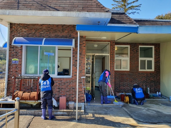 지난 5일 경로당 클린사업을 조기 추진하고 있는 모습