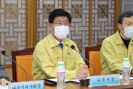 신종코로나바이러스감염증 재난안전대책본부 회의에서 강인규 나주시장의 모습