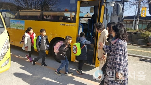 농어촌 지역 초등학생들의 원거리 통학 불편을 해결하기 위하여 통학버스를 확대 지원한다 @ 경남도교육청 제공