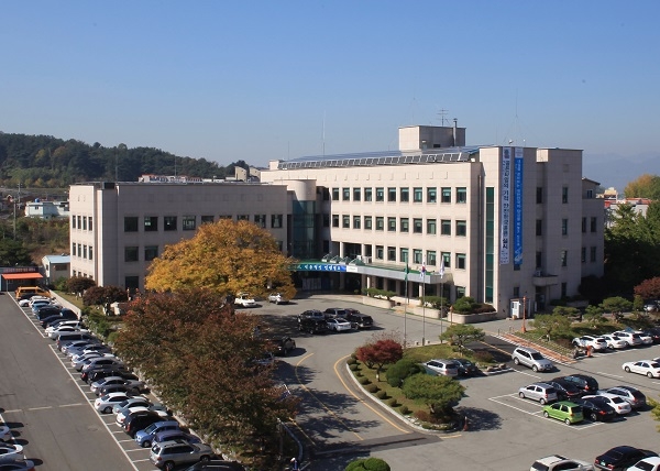 청도군청 전경.