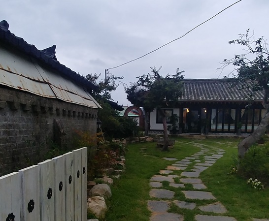 강진군에는 2008년 이후 5개의 한옥 마을 지정 되어 92동의 현대적인 한옥이 조성되 있다.