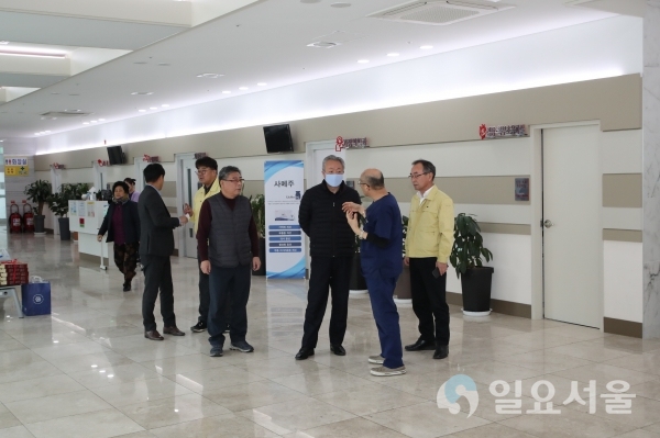 윤상기 군수는 지난 6일, 새하동병원을 방문해 현장에서 감염증 예방을 위해 고군분투하는 민간의료진의 노고를 치하하고 있다. @ 하동군 제공