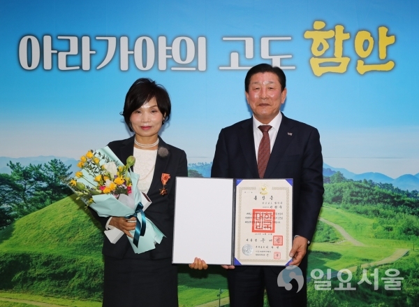 조근제 군수를 비롯한 관계공무원들이 참석한 가운데 신현숙 전 가야읍장에게 정부포상을 수여하고, 그동안의 노고를 격려하는 꽃다발을 전달하며 기념촬영을 했다. @ 함안군 제공