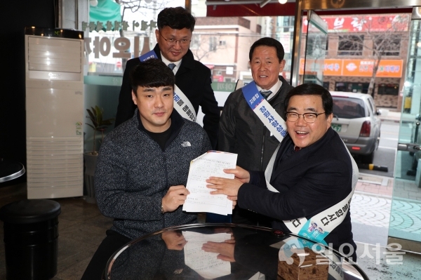 허성무 창원시장이 상품권 가맹점 ‘모집활동원’으로 지역상인 방문 @ 창원시 제공