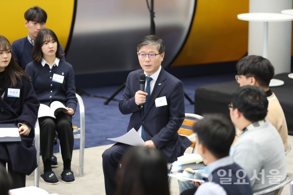 지난 7일, 위례 신혼희망타운 홍보관에서 개최된 대학생 아이디어 공모 시상식 및 ‘내가 만들어가는 LH 이야기 보따리’ 행사에서 변창흠 LH 사장(사진 가운데)이 참석 대학생들과 함께 이야기를 나누고 있다. @ 한국토지주택공사 제공