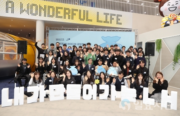 지난 7일, 위례 신혼희망타운 홍보관에서 개최된 대학생 아이디어 공모 시상식 및 ‘내가 만들어가는 LH 이야기 보따리’ 행사에서 변창흠 LH 사장을 비롯한 참석자들이 기념사진을 촬영하고 있다. @ 한국토지주택공사 제공