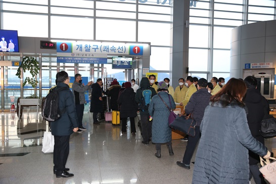 전라남도 신안군 박우량 신안군수가 목포항 여객선 터미널 방문한 모습
