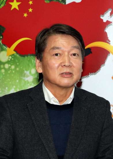 ‘안철수 신당’ 창당을 공식화한 안철수 전 국민의당 대표가 6일 오전 서울 용산구 대한의사협회 신종 코로나 바이러스 감염증 대책본부에서 최대집 의협회장 등 신종 코로나에 대처하는 전문가들과 간담회를 하고 있다. [뉴시스]