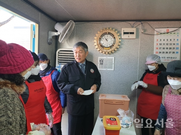 창원시 마산회원구 최옥환 구청장이 8일, 신종 코로나바이러스 확산에 대응하기 위해 지역 무료급식소을 방문해 예방수칙 안내와 더불어 무료급식 자원봉사자를 격려하고, 이용자에 대해 어려운 시기에 따뜻한 위로의 말을 전했다. @ 창원시 제공