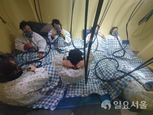 챔버시설 내에서 잠수병 치료 받는 나잠 어업인 @ 경상남도 제공