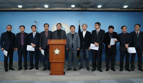 박형준 혁신통합추진위원장과 문병호 전 바른미래당 최고위원, 김영환 전 국민의당 사무총장 등이 지난 4일 서울 여의도 국회에서 통합신당 참여 및 지지 기자회견을 하고 있다. [뉴시스]