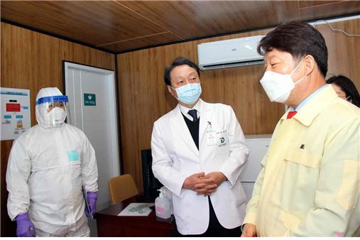 (사진 오른쪽부터)권영진 대구시장이 유완식 대구의료원장과 선별진료소를 점검하고 있다.