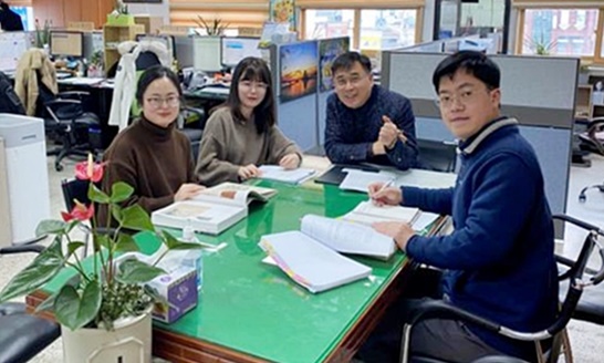 소통과 화합으로 이룬 장흥군 문화유적 관련 학술논문을 ‘全南文化財’ 제18집에 투고, 최종 게재 되어 논문집 출간을 앞두고 있는 문화관광과 직원들...